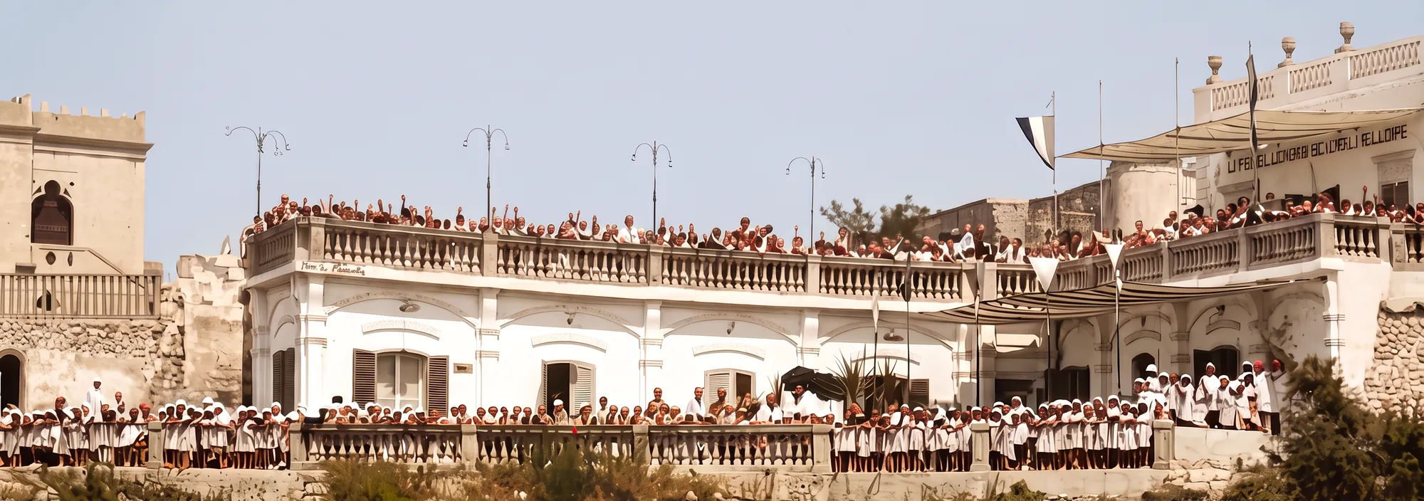 La villa negli anni Trenta, quando era una colonia estiva: bambini in bianco affacciati alle terrazze sul mare