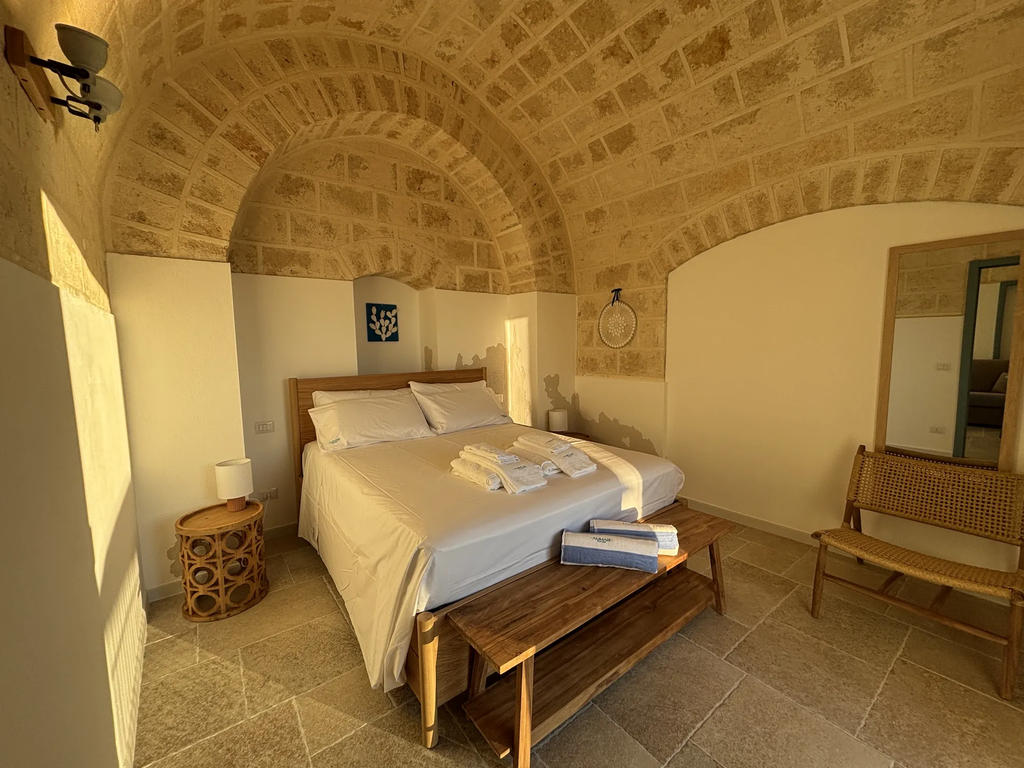 Letto matrimoniale nella nicchia ad arco, sotto la volta in pietra