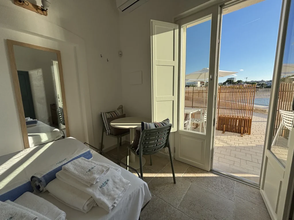Soggiorno con divano letto, tavolino e portafinestra sulla terrazza