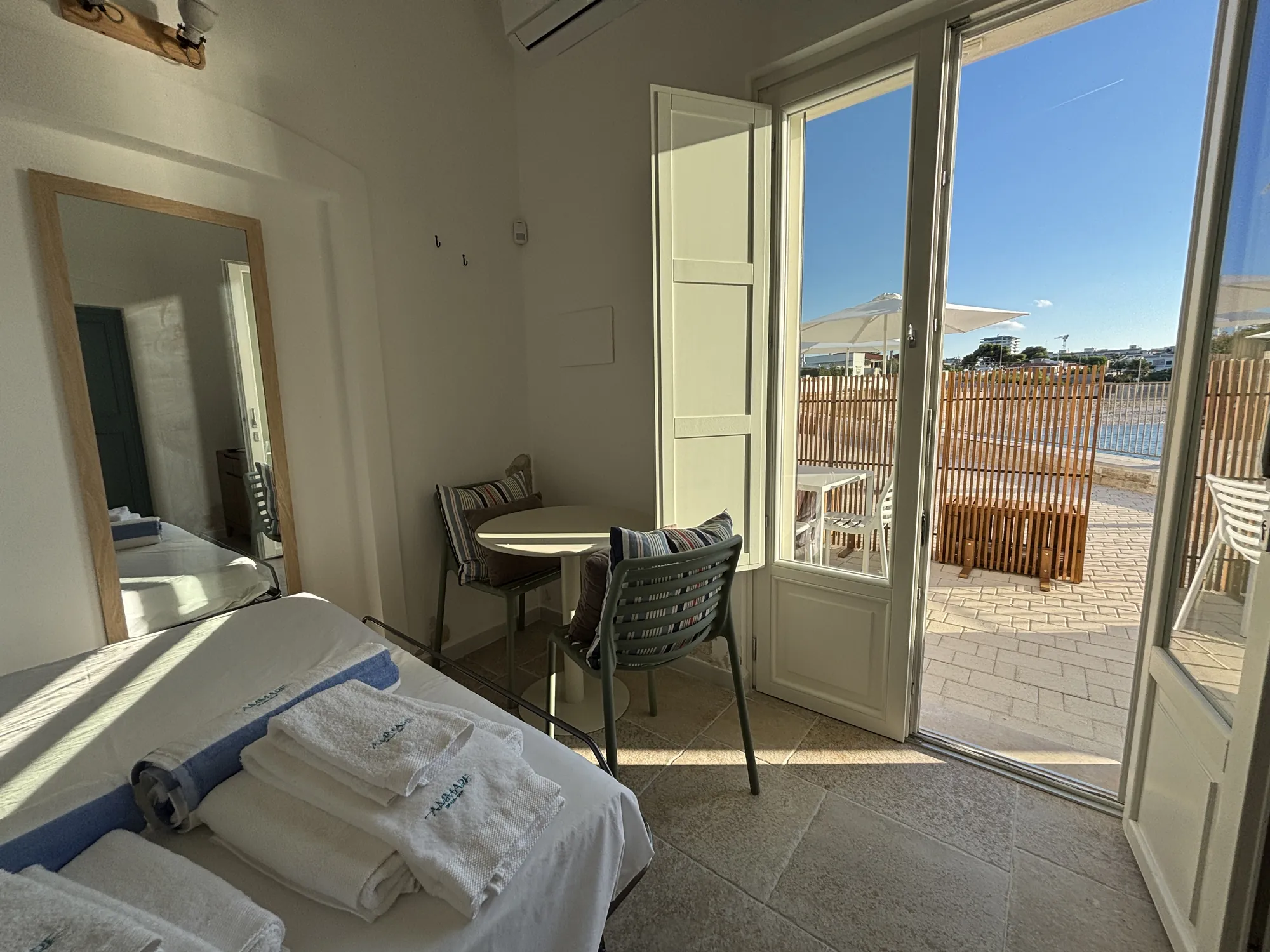 Soggiorno con divano letto, tavolino e portafinestra sulla terrazza