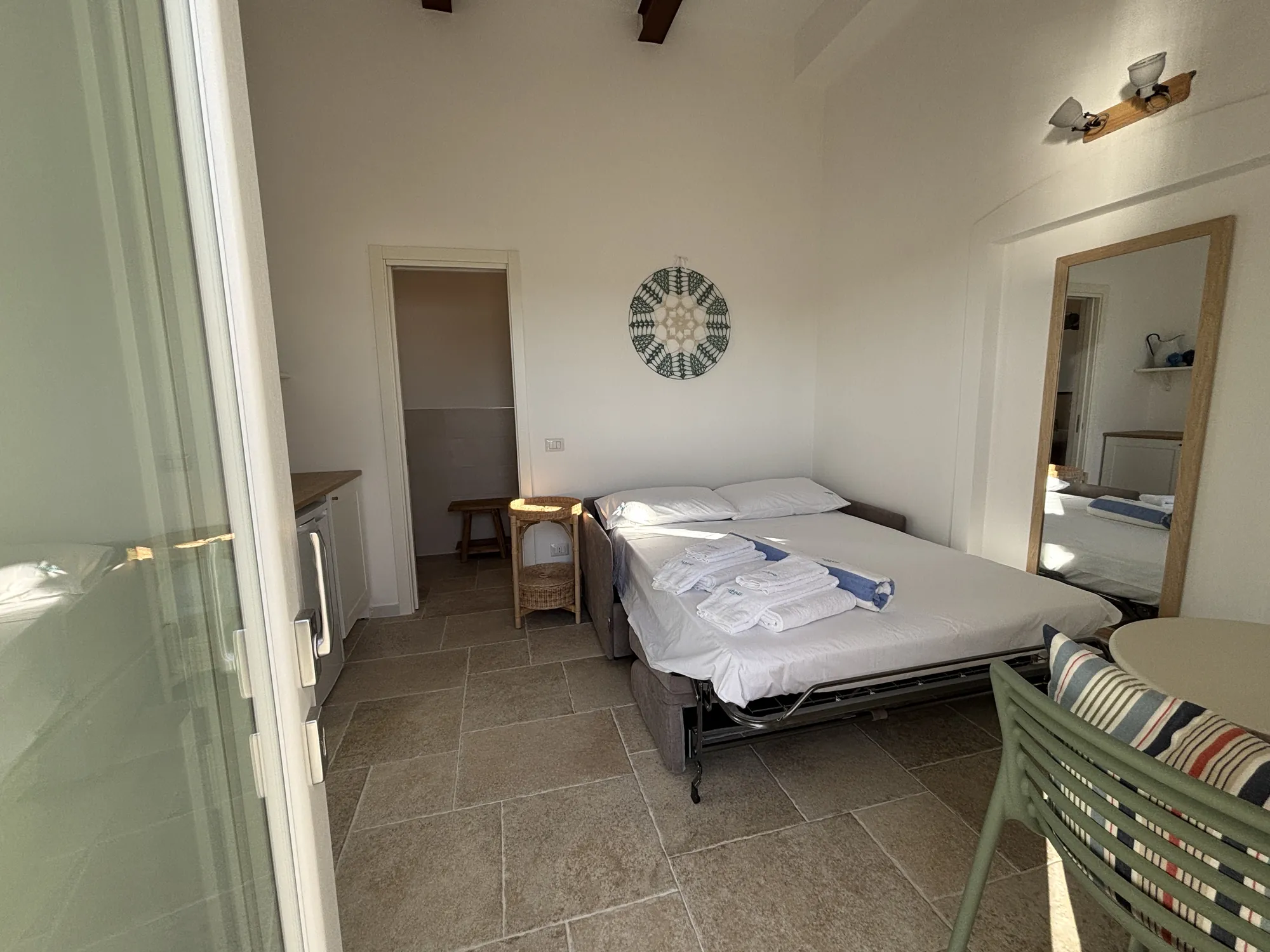 Divano letto aperto e pronto per due ospiti