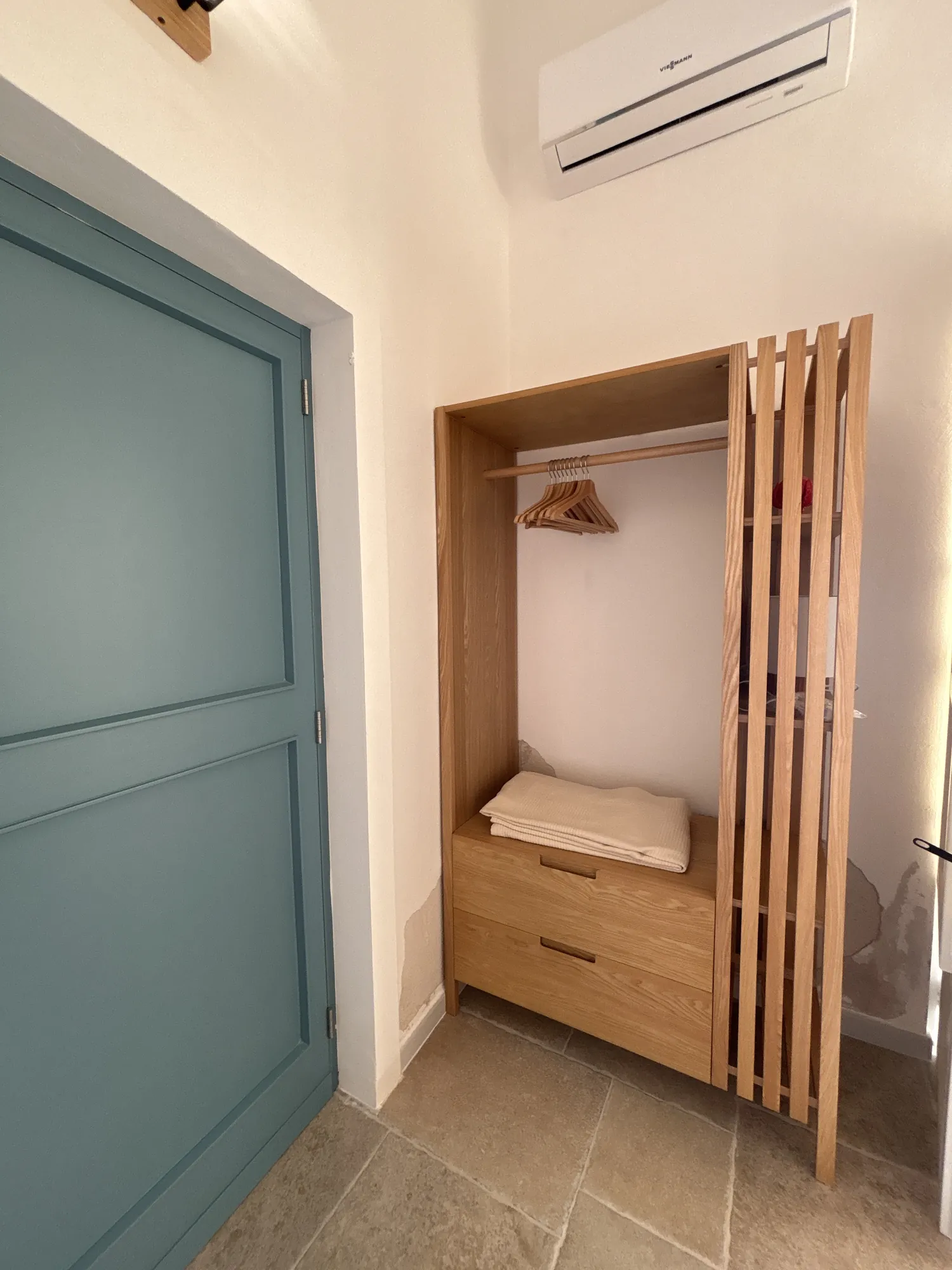 Armadio aperto in legno accanto alla porta