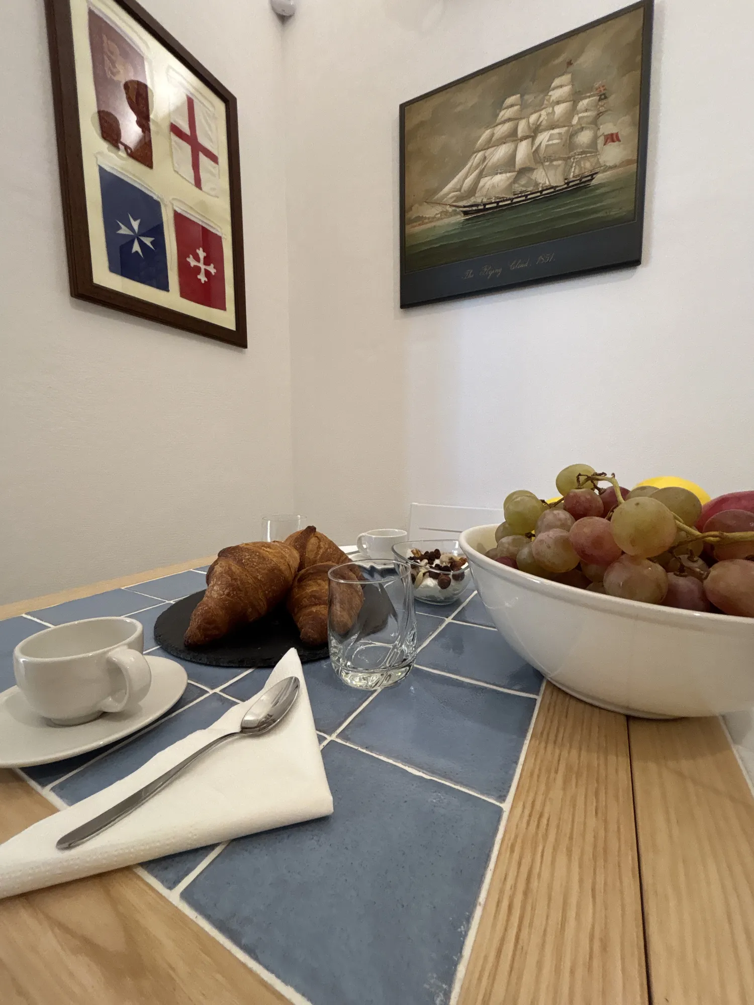 Croissant caldi, frutta fresca e yogurt sul tavolo della colazione di Ammare
