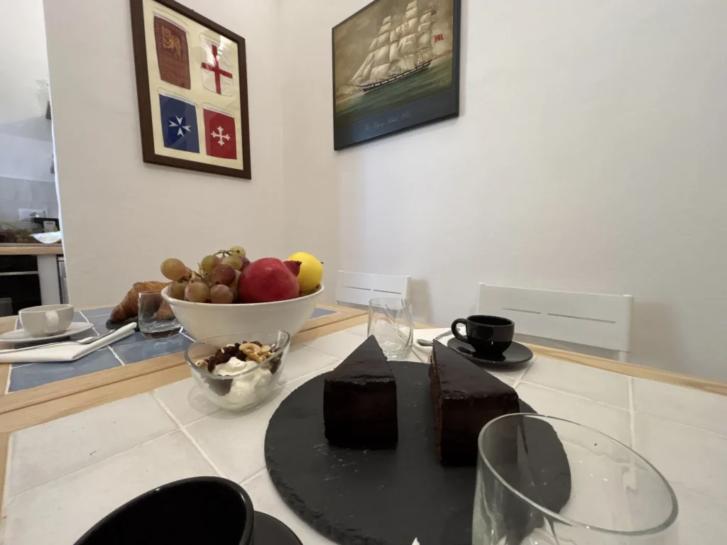 Torte artigianali e caffè sul tavolo della colazione
