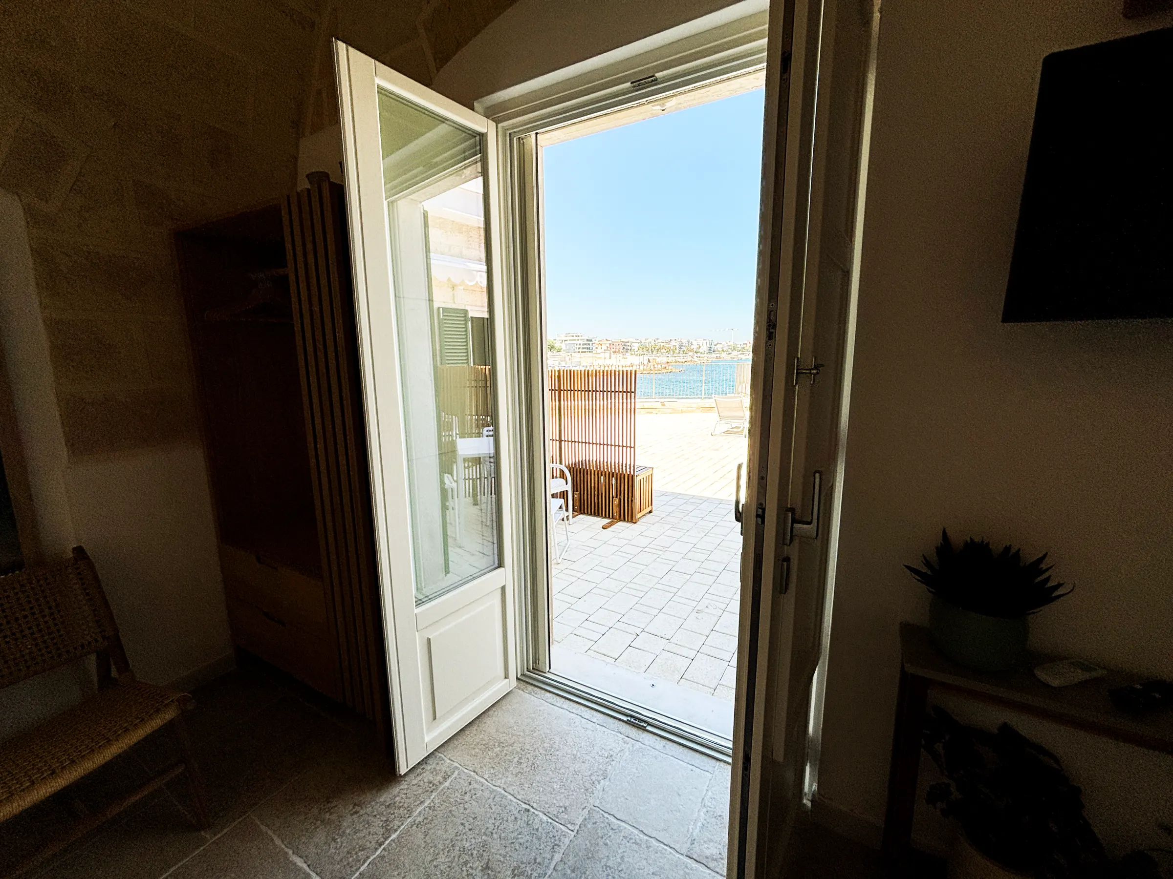 Una porta che si apre sul mare