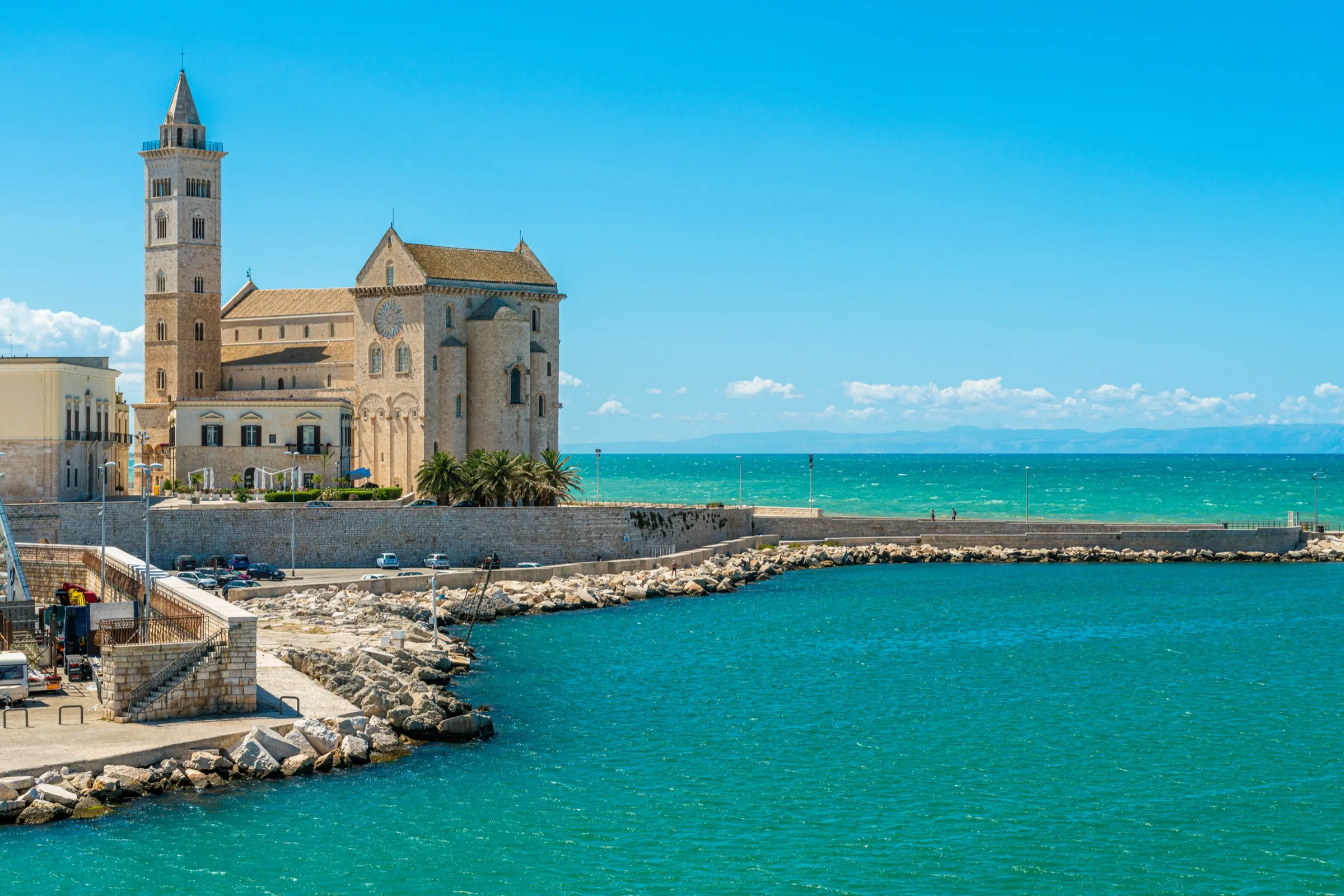 La Cattedrale e il porto di Trani sul mare turchese, con la scogliera del molo